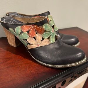 L’ARTISTE Fabulous Stacked Heel Mule, Black w/Flower Detail Sz 42 US 10.